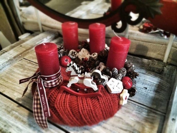 Vyrobte si adventný veniec inak - červený a biely ozdobený mini šiškami - vrcholom adventného obdobia Adventný veniec-drotár-rôzne-červeno-biele-šišky-bobule-zvýraznenie-v-adventnom období