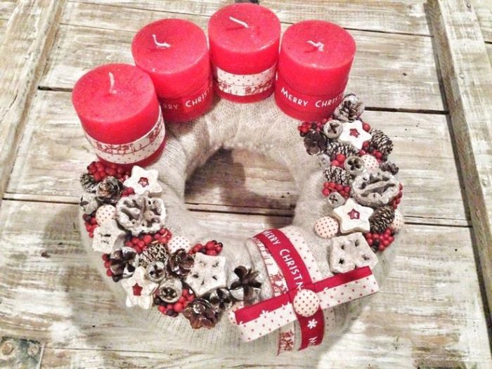 Viazanie adventného venca-červené sviečky-vlastnoručne vyrobené lešenie potiahnuté filcovou-vianočnou ozdobou Adventný veniec-nápady na viazanie-červené-sviečky-vlastnoručne vyrobené-vianočné-ozdobné-plstené-prstene