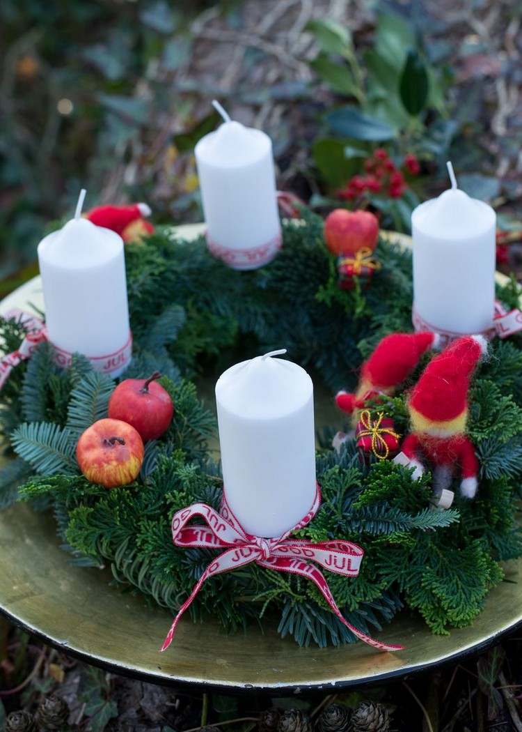 Jedľové vetvy a biele stĺpové sviečky, mini jablká Drotárske adventné vence z jedľových konárov-bielych stĺpikových sviečok