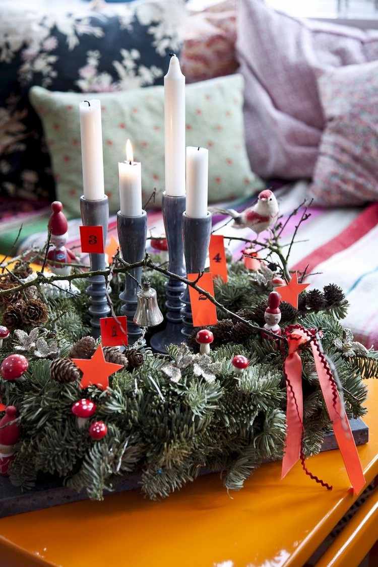 Jedľová zelená, drobné dekorácie, sivé svietniky s tyčovými sviečkami Adventné vence-drotári-jedle-zeleno-sivé-držiaky na sviečky-palice