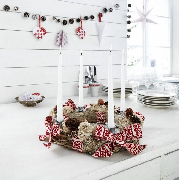 ozdobený slamený veniec a biele zúžené sviečky adventný veniec-drotár-slamený veniec-biela-palica-sviečka-kužeľ-ruže