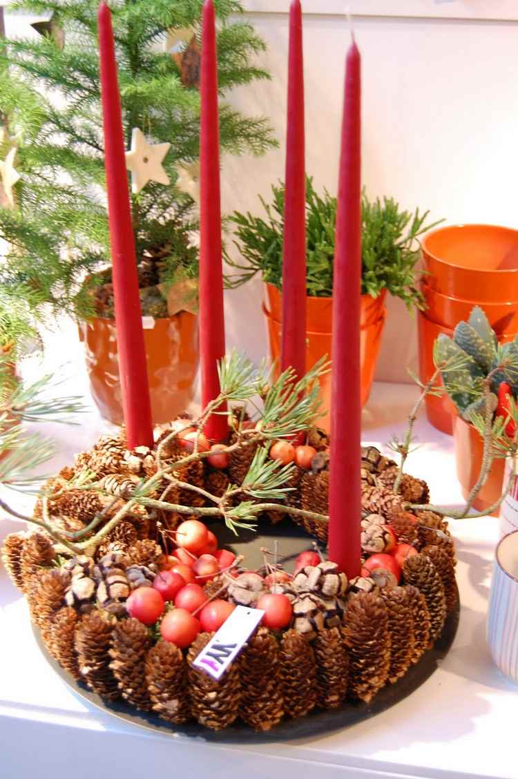 Veniec pokrytý šiškami a prírodným materiálom adventný veniec-drotár-borovicové šišky-prírodné-materiály-červené-palice-sviečky