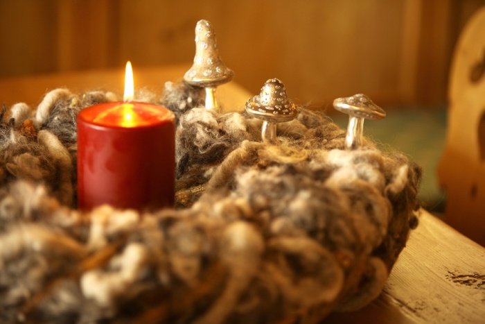 Atmosférický adventný veniec ozdobený vianočnými nápadmi na výrobu figúrok z húb Atmosférický-advent-veniec-drotárstvo-dekorácia-figúrky-šampiňóny-svetlo sviečky