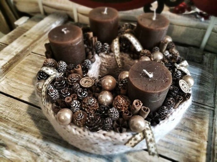 Vyrobte si krásny prírodný adventný veniec - homogénne sfarbenie v hnedej a sivej farbe krásne-prírodné-adventný veniec-drotár-homogénne-farbenie-v-hnedo-šedej