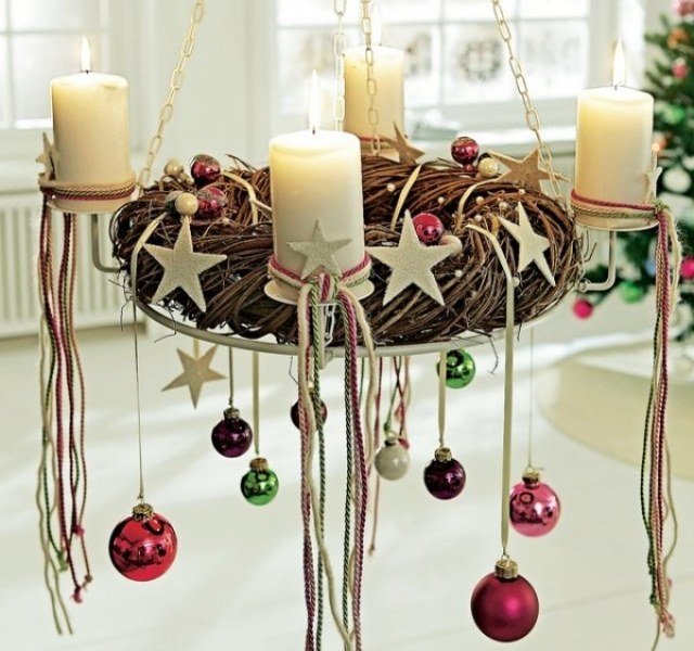 Závesný adventný veniec s guličkami na vianočný stromček a lesklými vianočnými guľami Vešanie-adventný veniec-vianočné stromčeky-gule-lesklé-deti-farebné-nápady-kutilstvo-dekorácia-vianoce