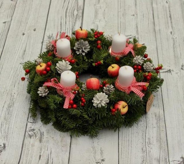 DIY adventný veniec v prírodnom vzhľade - dekorácie na stôl s bielymi sviečkami, mašličkami a ozdobnými jablkami Oko-chyták-kutilstvo-adventný veniec-stôl-šperk-prírodná optika-biele-sviečky-stužky-červená