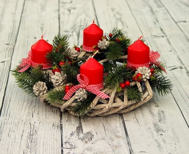 Pútajúce oči v trendovom prírodnom vzhľade jedľové vetvy a červené sviečky pripevnené na venci Ozdoba na stôl-dekorácia-trendového-prírodného vzhľadu-jedľové konáre-červené-sviečky-šišky-konáre-DIY