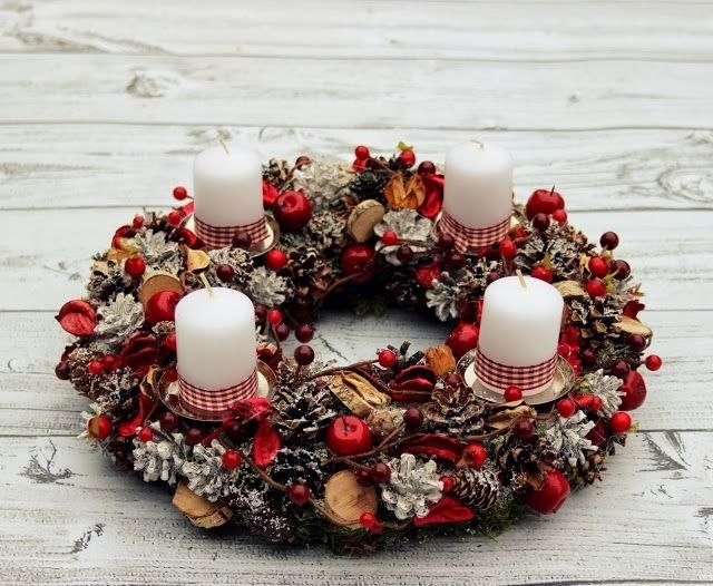 Tinker adventný veniec v štýle vidieckeho domu v klasickom bielom a červenom prevedení zdobený šiškami Adventný veniec-drotár-s-vidieckym domom-kúzlo-s-kockovaným-klasickým-bielo-červeným-borovicovým šiškami