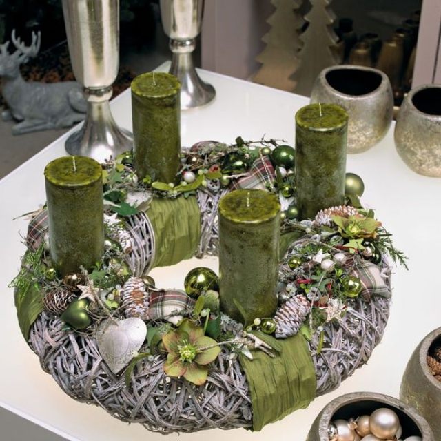 Naturtrend-DIY adventné vence drotár na okrúhlom základe z oceľovozelených sviečok a guličiek vianočného stromčeka Naturtrend-DIY-Advent-veniec-drotár-krát-rôzne-okrúhly-podstavec-zelené-sviečky-gule na vianočný stromček