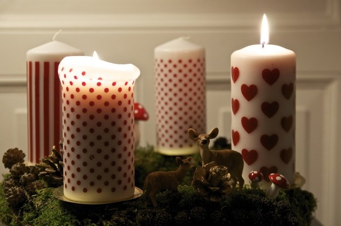 Adventná dekorácia so sviečkami-červené bodky a sviečky-domáce vianočné dekorácie-lacné Adventná dekorácia-vzor sviečky-vlastnoručne vyrobené-vianočné dekorácie-lacné