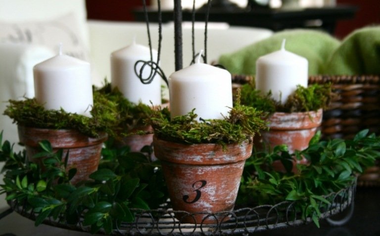Vyrobte si adventný veniec z machu a hlinených hrncov na kovovom základe drotár adventný veniec mach kvetináč hlinené sviečky kovová polica