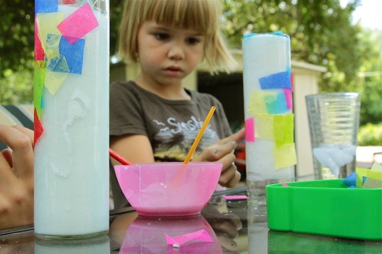 drotársky adventný veniec deti ozdobia papierovou tyčinkou