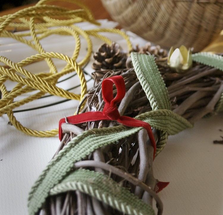 štyri červené zamatové stužky rovnomerne rozmiestnené Tinker závesné adventné vence vŕbové pásky na veniec