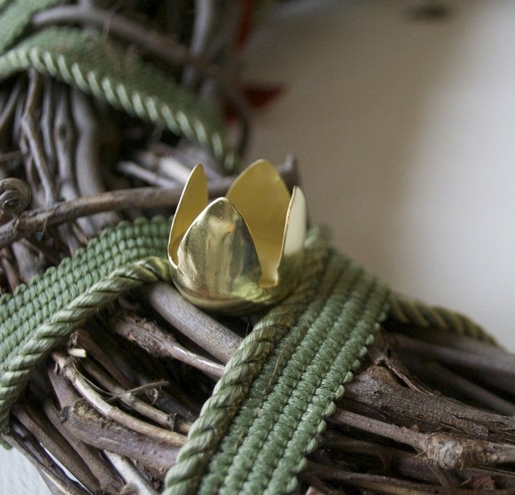 Kliešťami otvorte kovový zvonček adventné vence-visiace-drotárstvo-kovové-zvonkohry-otvorené