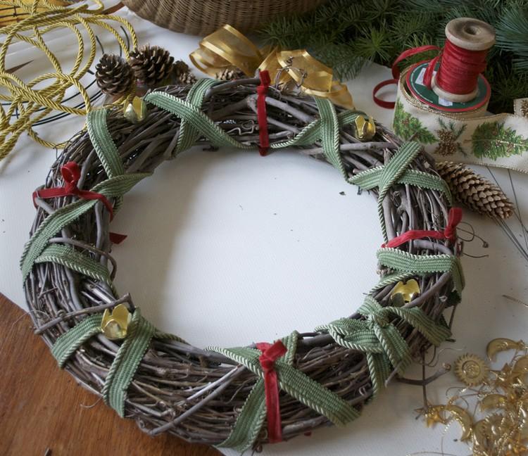 Vŕbový veniec omotaný zelenými stužkami adventný veniec-visiace-drotárstvo-vŕbové úponky-surové-zeleno-červené-stužky