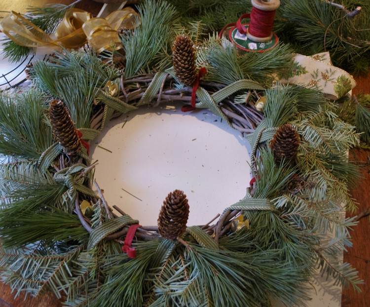 Vŕbový veniec ozdobte adventom vetvičkami a šiškami adventný veniec-zavesenie-drotár-vŕba-veniec-šišky