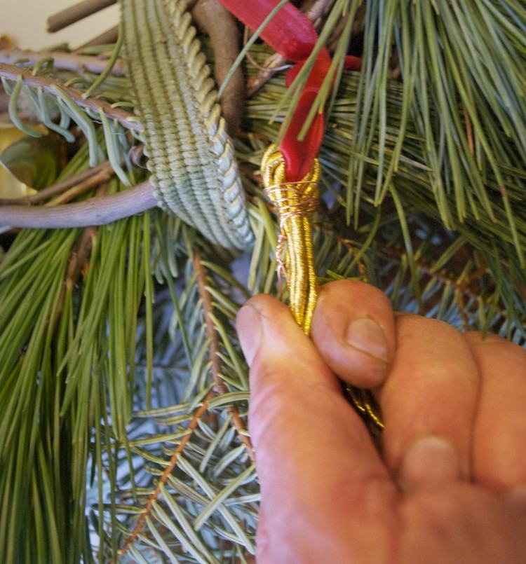 Adventný veniec na zavesenie - zlatá šnúra adventný veniec-zavesenie-drotárstvo-zlatej farby-šnúra