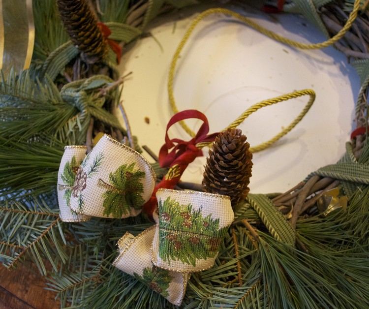 Miesto na zavesenie ozdobte ozdobnou páskou Drotársky závesný adventný veniec-ozdobný hraničný-jedľový-motív stromu