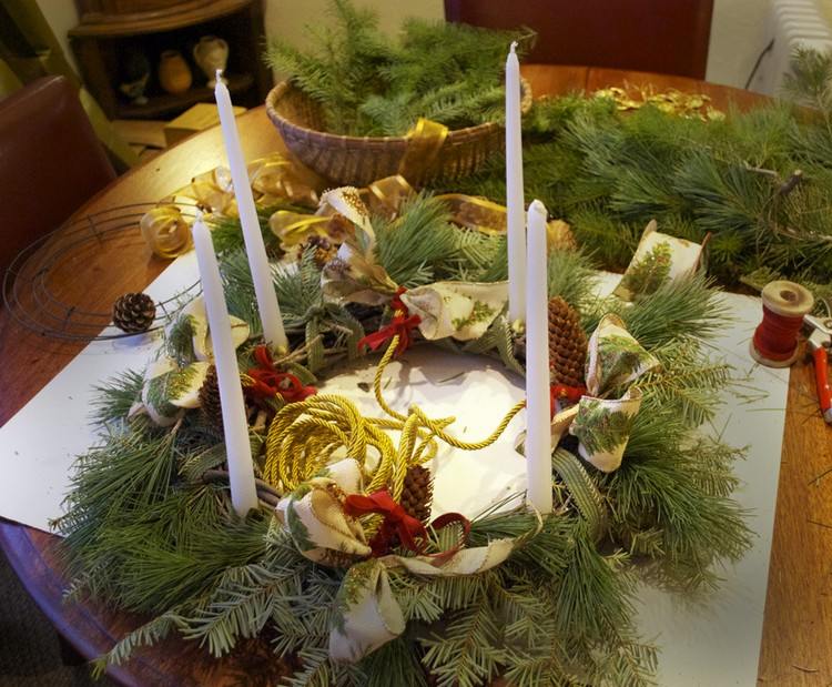 Na zvončeky pripevnite biele zúžené sviečky Závesný adventný veniec Tinker-jedľové konáre-biela-palica-sviečky-slučky