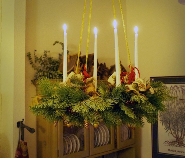 závesný adventný veniec so štyrmi bielymi sviečkami adventný veniec-zavesenie-drotárstvo-štyri-múdre-paličkové sviečky-zlatá-šnúra