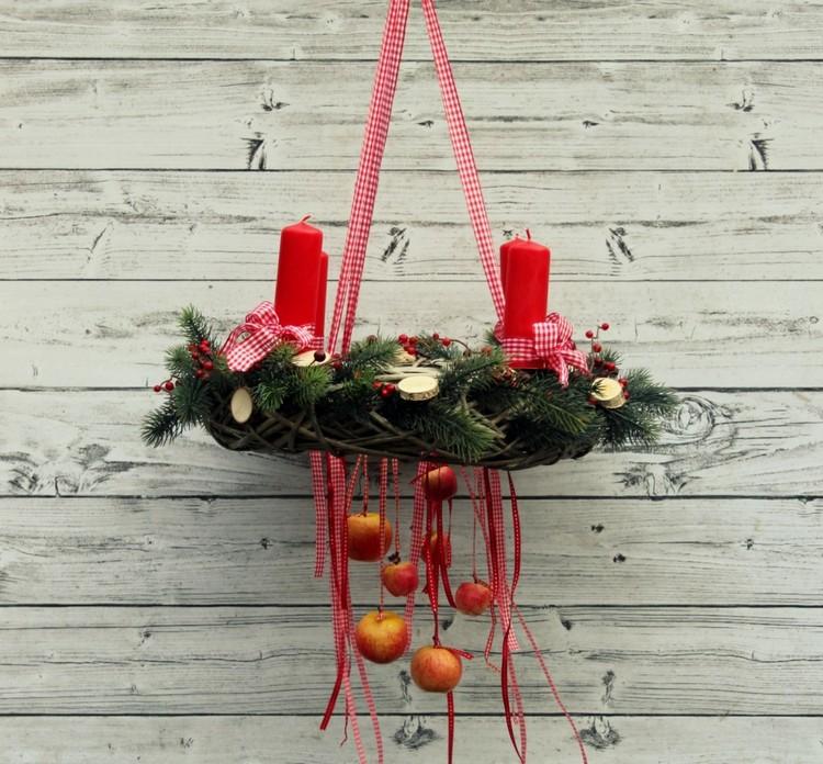 Vŕbový veniec ozdobený jedľovými vetvami a kúskami zlata adventné vence-visiace-nápady-vŕba-veniec-červeno-biele-kárované stuhy