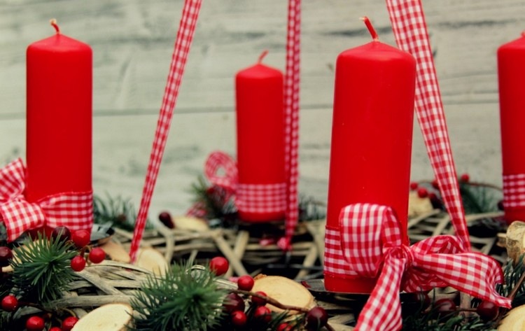 Na prútený veniec pripevnite štyri sviečky z červeného stĺpika adventné vence-visiace-nápady-vŕba-veniec-červené-stĺpové sviečky