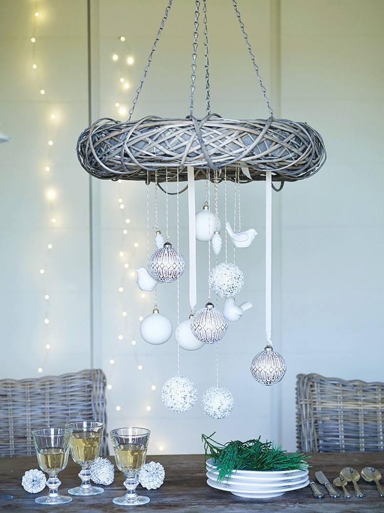 závesný veniec v škandinávskom štýle adventný veniec-visiaci-drotár-vŕba-biele-gule-vtáky-škandinávsky