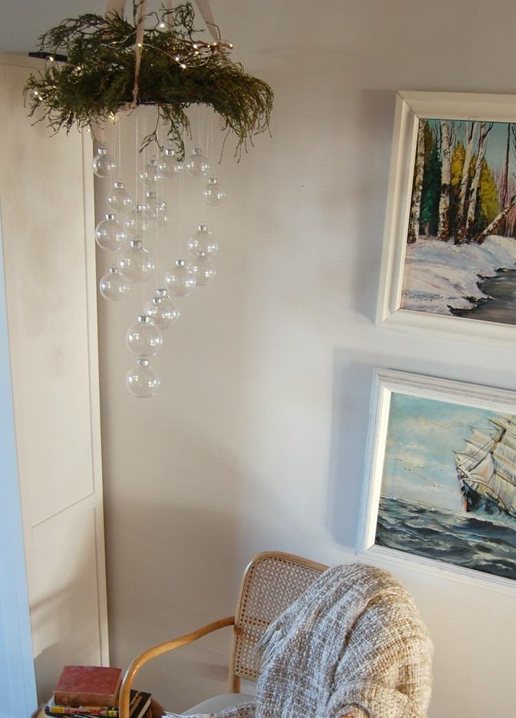 Nechajte priehľadné plastové guličky visieť z venca adventný veniec-zavesenie-drotárstvo-vždyzelené vetvičky-transparentné-plastové guličky