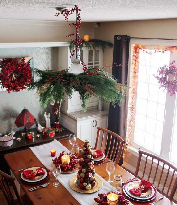 Ozdobte luster vždyzelenými a bobuľovými vetvami adventný veniec-zavesenie-drotárstvo-vždyzelené-vetvičky-luster-bobuľové vetvičky-dekorácia stola-červeno-zlaté