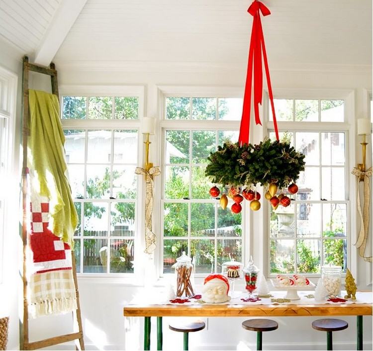 Adventný veniec zavesený na strope s červenými stužkami Drotársky závesný adventný veniec jedľa-zelená-červená-stuha-sklenené guličky-červeno-zlaté