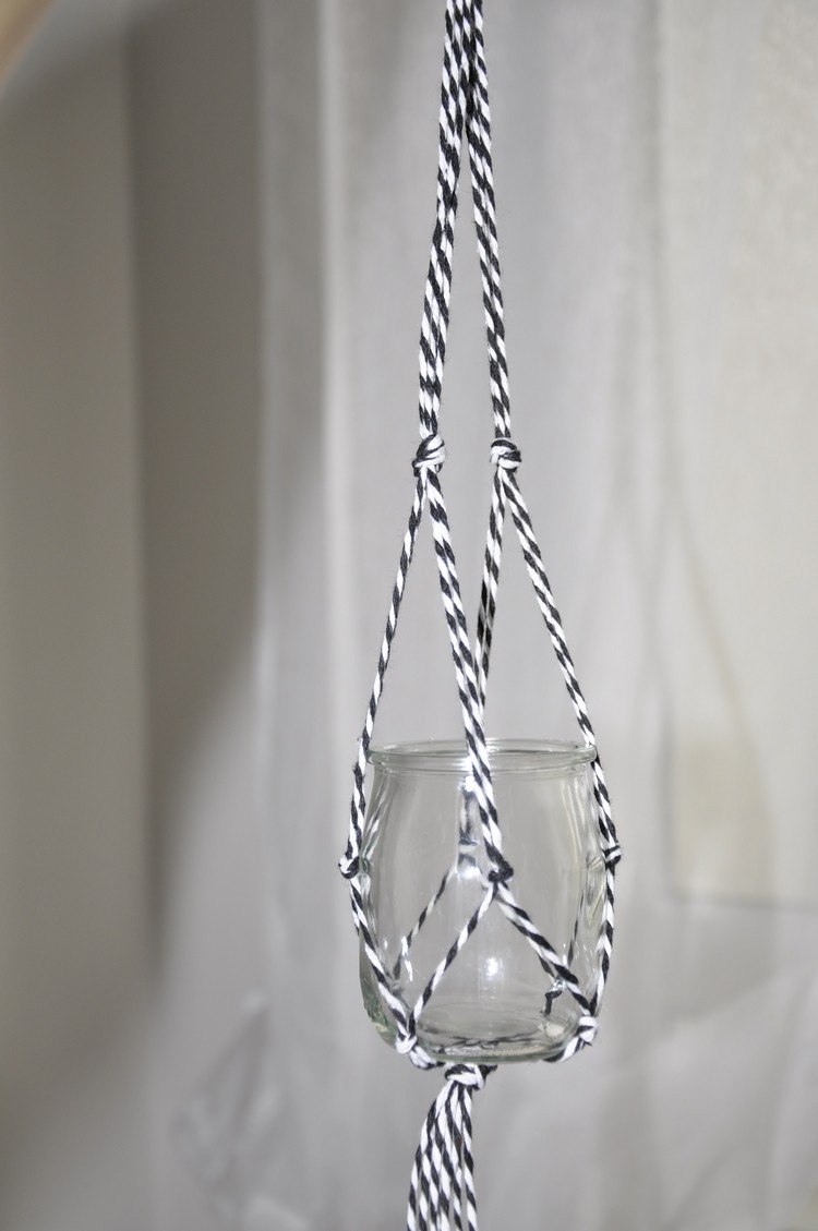 hotový závesný košík na zavesenie držiaka na čajovú sviečku