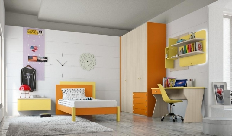 Akcenty z javorového nábytku-šatníka-oranžovej farby