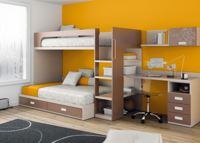 Poličky na schodiskové poschodové postele z javorového nábytku