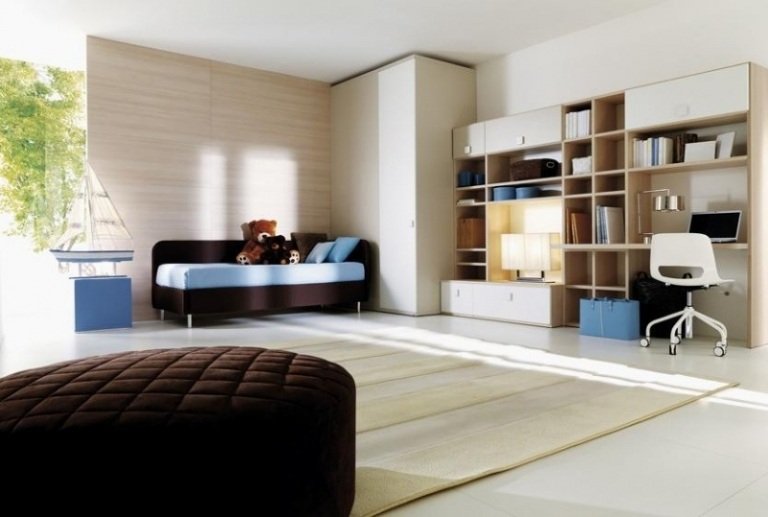 Javorový nábytok mládežnícka izba modré prehozy na stenu