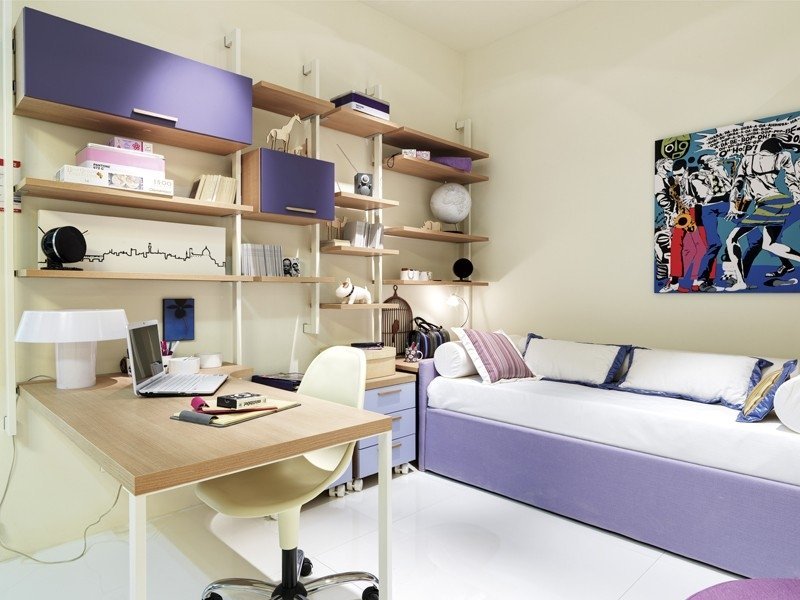 Zásuvky z javorového nábytku-malej-škôlky-purpurovej-nástennej police