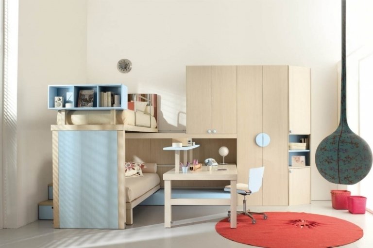 Písací stôl z javorového nábytku a šatníka