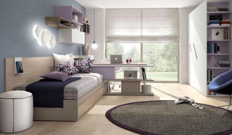 Javorový nábytok-dievčenské-izbové-osvetlenie-steny-modrej-steny-okrúhly koberec