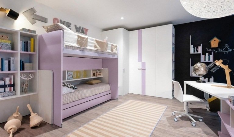 Javorový nábytok-bielo-purpurová-dievčenská izba-poschodová posteľ-tabuľa-stena