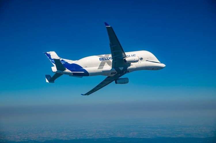 airbus beluga xl rodný let obrie silueta silueta tvaru veľryby