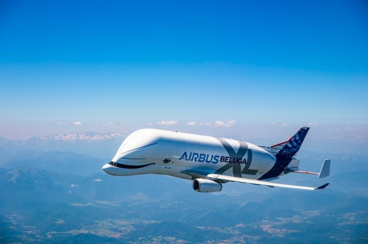veľké nákladné lietadlo airbus beluga xl wal panenský let na oblohe