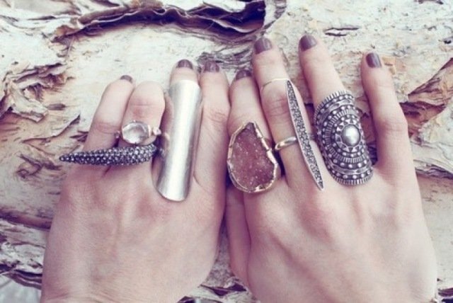 Moderný prsteň udáva trendy v ozdobách z kovových prsteňov a polodrahokamov Moderné súpravy prsteňov Kovové prstene zdobené kamennými trendmi