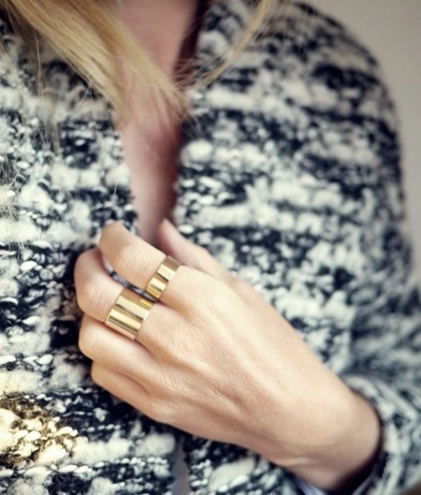 prstene na prstoch módny kus kovové prstene v zlatom vzhľade prstene na prstoch módny kus-zlaté trblietavé kovové prstene