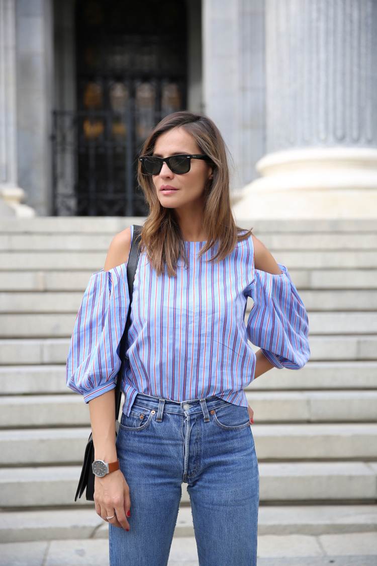 aktuálna-móda-vykrojená-plecia-blúzka-tričko-rifle-každodenné