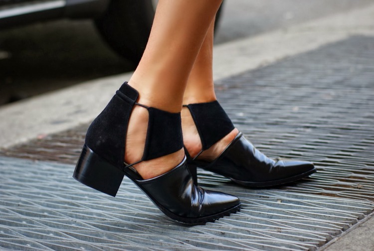 aktuálna-móda-vystrihnuté-čižmy-topánky-čierna-koža-plochá