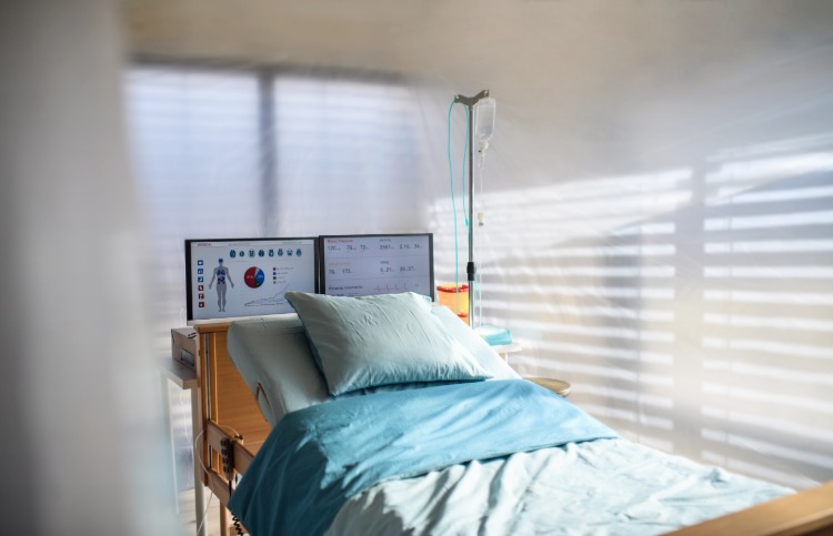 prázdne nemocničné lôžko po zosnulom pacientovi so štatistikou covid 19