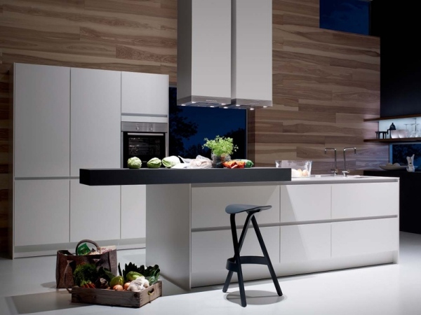 SieMatic Kitchen Moderná biela kuchynská linka drevené stenové panely