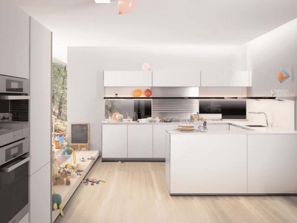 Moderné kuchynské biele skrinky bez úchytiek