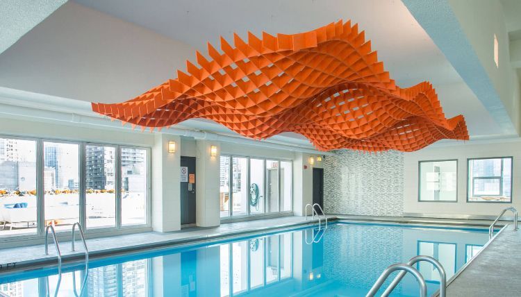 akustika stropné plachty moderný dizajn stropu kancelársky priestor led stropné osvetlenie dizajnový prvok stropné panely stropné systémy bazén extravagantný