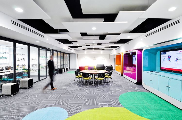 akustika stropné plachty moderný dizajn stropu kancelársky priestor led stropné osvetlenie dizajnový prvok stropné panely stropné systémy ecophon ostrov