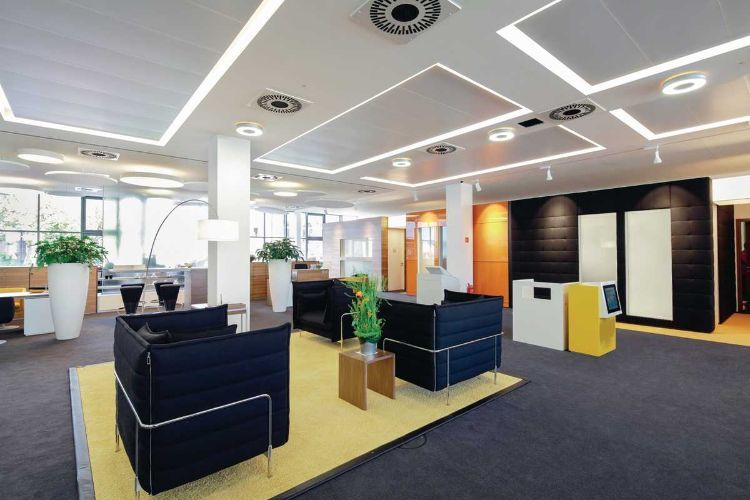 akustika stropné plachty moderný dizajn stropu kancelársky priestor led stropné osvetlenie dizajnový prvok stropné panely stropné systémy čakáreň